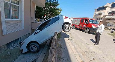 Otomobil bahçe duvarına asılı kaldı