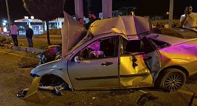 Otomobil direğe çarptı: 4 yaralı