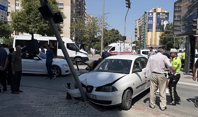 Otomobil ile kamyonet çarpıştı: 1'i çocuk 6 yaralı