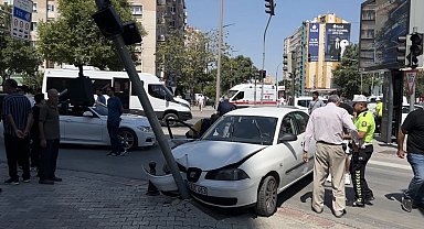 Otomobil ile kamyonet çarpıştı: 1'i çocuk 6 yaralı