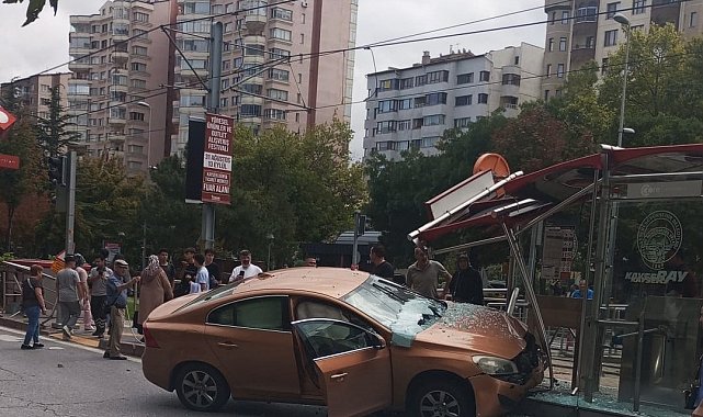 Otomobil tramvay durağına girdi, bekleyenler kıl payı kurtuldu