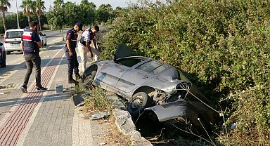 Otomobil yayaya çarpıp şarampole devrildi