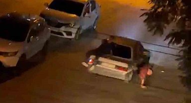 Otomobilden düşen genç altında ezilmekten son anda kurtuldu
