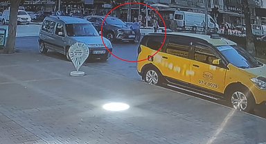 Otomobilin çarptığı kadın metrelerce savruldu