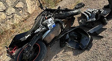 Otomobilin çarptığı motosiklet sürücüsü ağır yaralandı