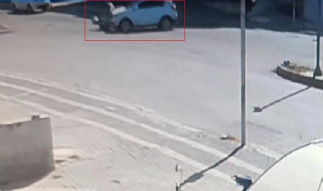 Otomobilin motosikletle çarpışma anı kamerada