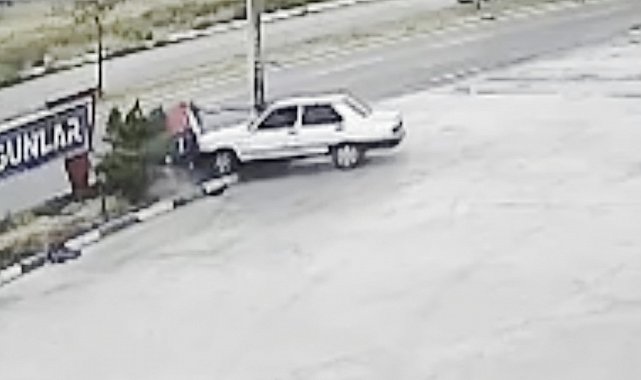 Otomobilin refüje çıkıp direği devirdiği kaza kamerada