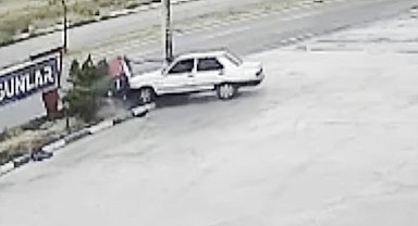 Otomobilin refüje çıkıp direği devirdiği kaza kamerada