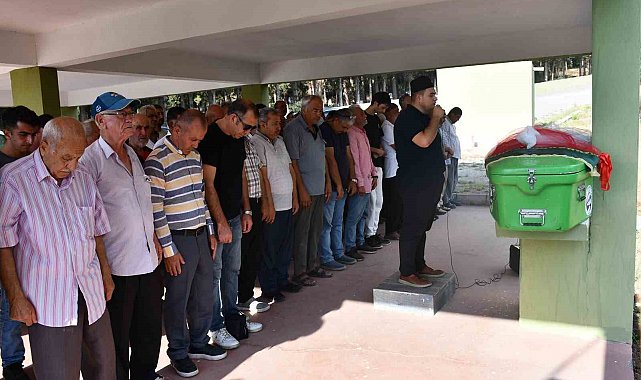 Otomobilin tırın altına girdiği feci kazada can veren Ecem gelinliğiyle son yolculuğuna uğurlandı