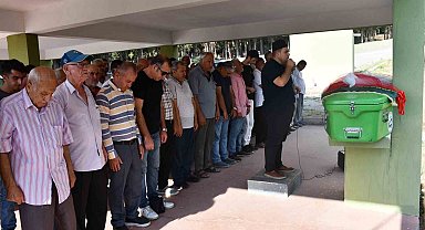 Otomobilin tırın altına girdiği feci kazada can veren Ecem gelinliğiyle son yolculuğuna uğurlandı