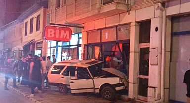Otomobilin zincir markete daldığı anlar kamerada