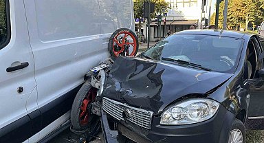 Otomobille çarpışan motosiklet iki araç arasında sıkıştı: 1 yaralı
