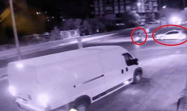 Otomobille çarpışan motosikletlinin yola savrulduğu anlar kamerada