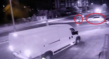 Otomobille çarpışan motosikletlinin yola savrulduğu anlar kamerada