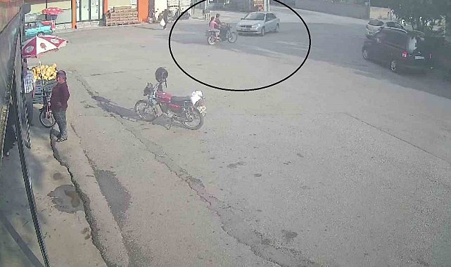 Otomobille çarpışan motosikletteki 2 kişi yaralandı