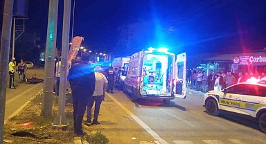 Otomobille çarpışan motosikletteki 2 kişi yaralandı