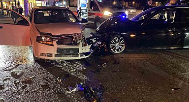 Otomobiller kafa kafaya çarpıştı: 2 yaralı