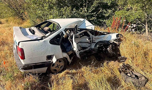 Otomobillerin çarpıştığı kazada bir kişi öldü 3 kişi yaralandı