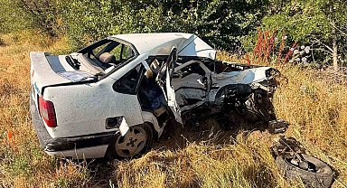 Otomobillerin çarpıştığı kazada bir kişi öldü 3 kişi yaralandı