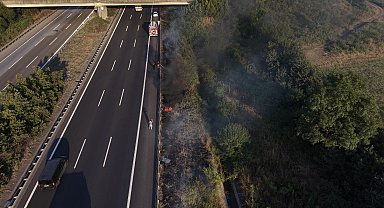 Otoyolda korkutan yangın: Yol kenarına atılan izmarit yangın çıkarttı