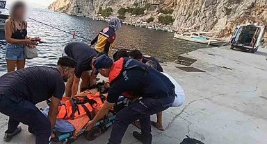 Özel teknede yaralanan vatandaşı Sahil Güvenlik ekipleri botla denizden tahliye etti