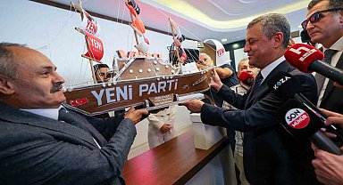 Özgür Özel, YENİ Parti Genel Merkezi'nde fidan dikti