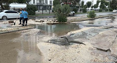 Patlayan su hattı yolu çökertti: Otomobil çukura düştü