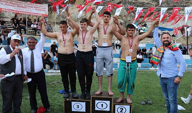 Pehlivanlı'da pehlivanlar kıyasıya güreşti