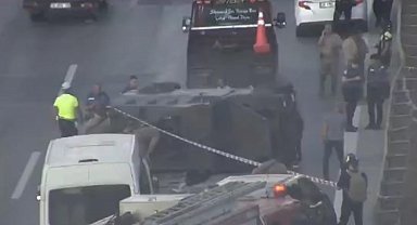 Pendik'te zincirleme kazaya karışan polis aracı takla attı: 3 yaralı