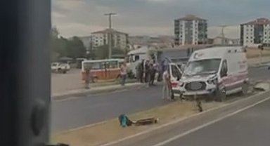 Polatlı'da ambulans ile otomobil çarpıştı: 5 yaralı