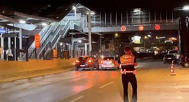 Polisin gözü önünde müşterinin otomobiliyle trafiği tehlikeye attı