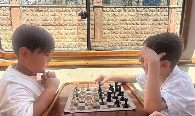 Porsuk Çayı'nda tekne turunda hamle yarışı: Minikler su üstünde satranç oynadı
