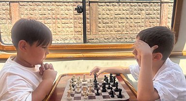 Porsuk Çayı'nda tekne turunda hamle yarışı: Minikler su üstünde satranç oynadı