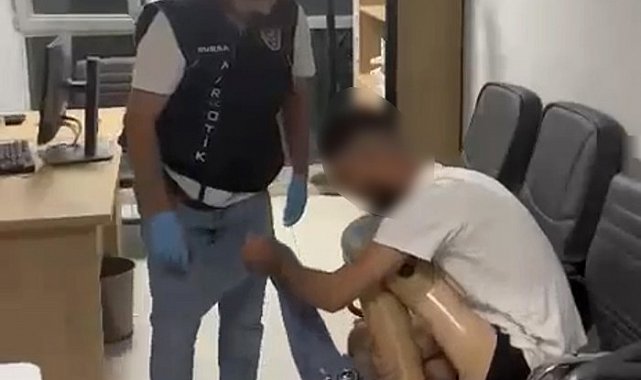 Protez bacağından uyuşturucu çıktı: 830 gram metamfetamin ele geçirildi