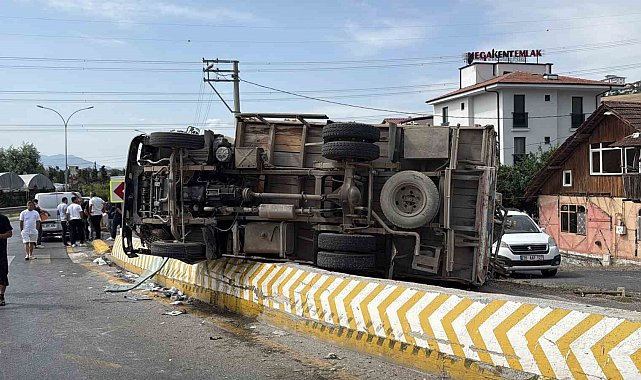 Rampadan inerken kontrolden çıkan kamyon bariyere çarpıp yan yattı