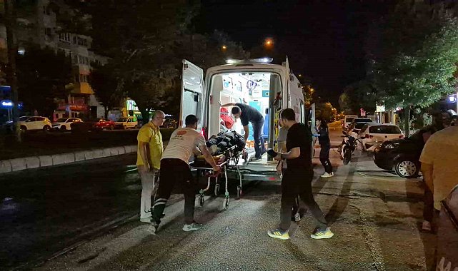 Refüj sulaması sebebiyle ıslanan yolda motosikleti devrilen kurye yaralandı
