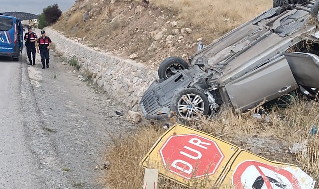 Refüje devrilen otomobilde 2 kişi yaralandı