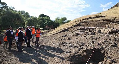 Rektör Hacımüftüoğlu, Parmaksız Kale höyük kazı alanında incelemelerde bulundu