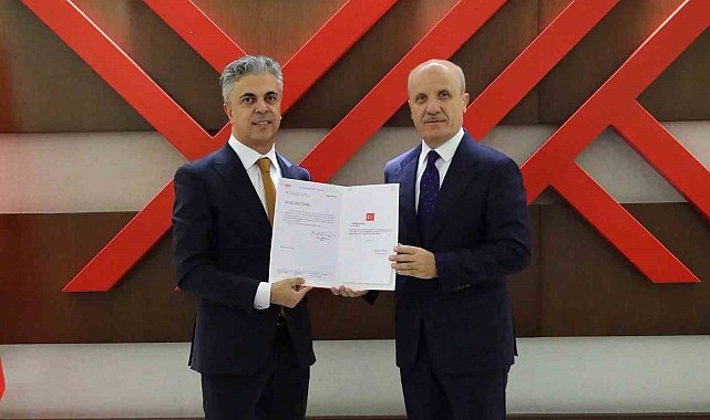 Rektör Kuyrukluyıldız mazbatasını YÖK Başkanı Özvar'dan aldı