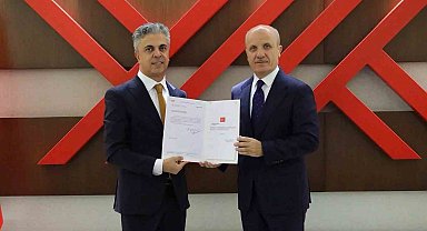 Rektör Kuyrukluyıldız mazbatasını YÖK Başkanı Özvar'dan aldı