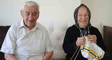 Rüyası hayatına yön verdi, yarım asırdır çocuklar için örgü örüyor: 72 yıllık eşi en büyük destekçisi