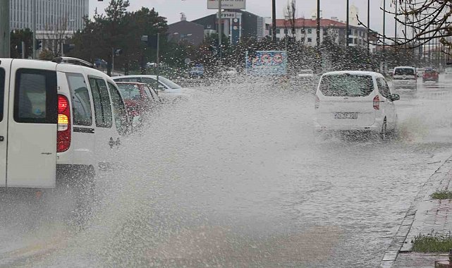 Sağanak sonrası toprak kayması: Erzincan-Sivas yolu kapandı