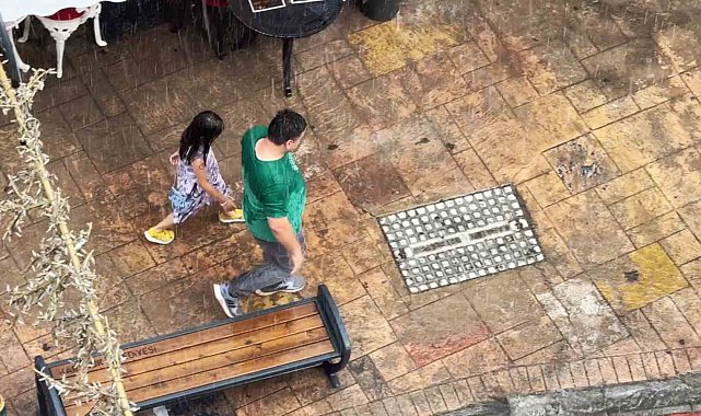 Sağanak yağmurda kimi sığındı kimi yağmurun tadını çıkardı