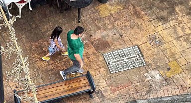 Sağanak yağmurda kimi sığındı kimi yağmurun tadını çıkardı