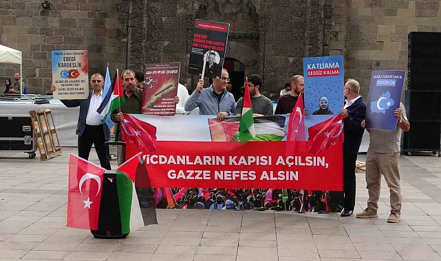 Sağlık çalışanları Gazze için yürüdü