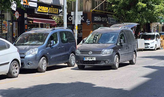 Şair Fuzuli Caddesi çift sıra parktan kurtulamıyor