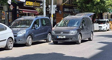 Şair Fuzuli Caddesi çift sıra parktan kurtulamıyor