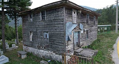 Saman ve toprak sıvalı, el boyaması 78 yıllık ahşap cami zamana yenik düşüyor