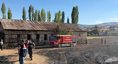 Saman yüklü kamyonda yangın çıktı