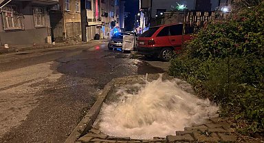 Samsun'da su borusu patladı, yolda su birikintileri oluştu